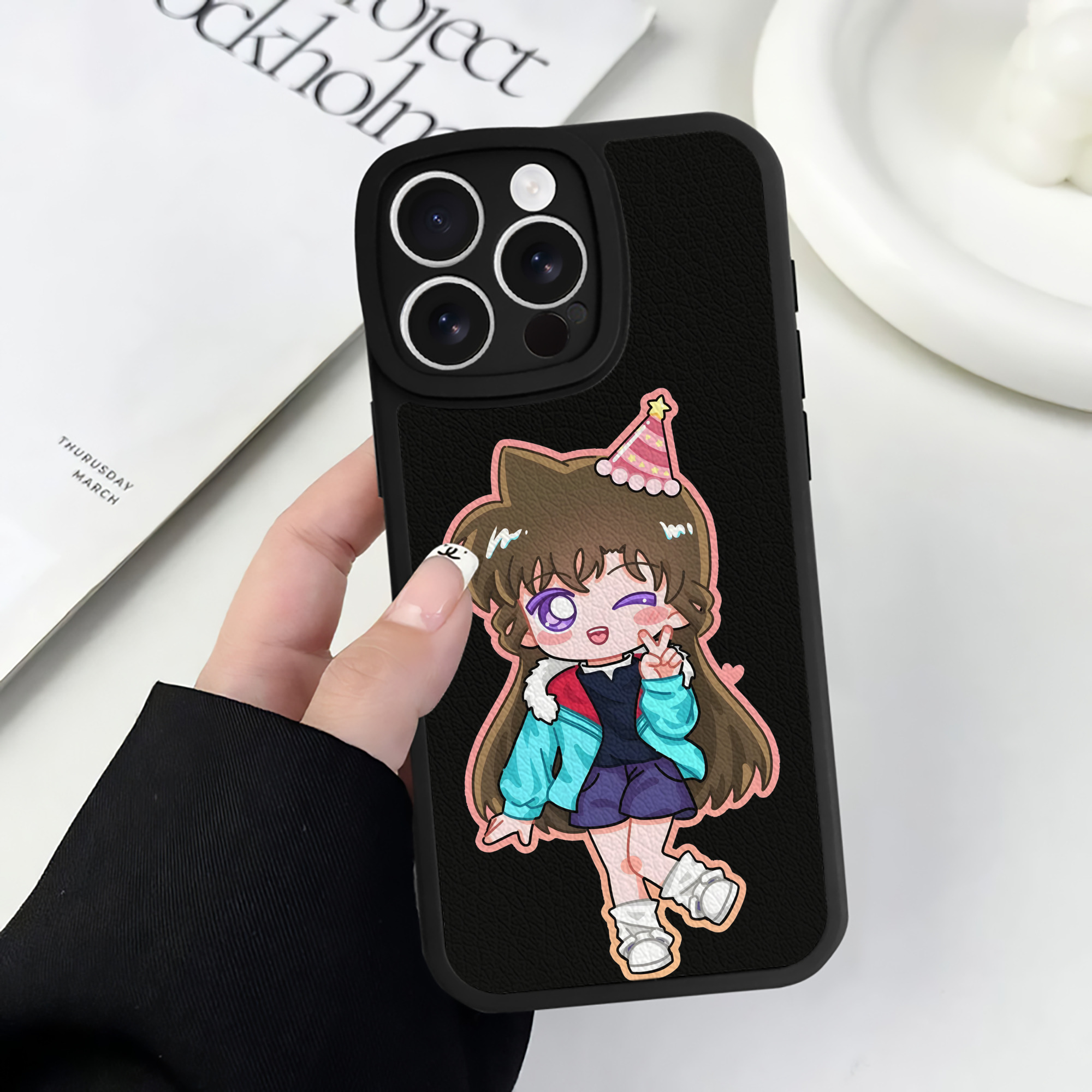（画像用） 名探偵コナン 毛利 蘭 もうり らん、モーリ ラン Detective Conan Rachel Moore 【iPhone 16シリーズ対応】シリコンスマホケース（レザー調） 材質：シリコン